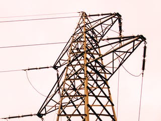 Stromleitung am  Hochleitungsmast