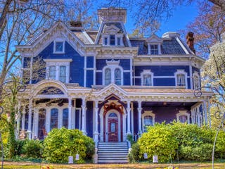Alte amerikanische Südstaatenvilla in blau