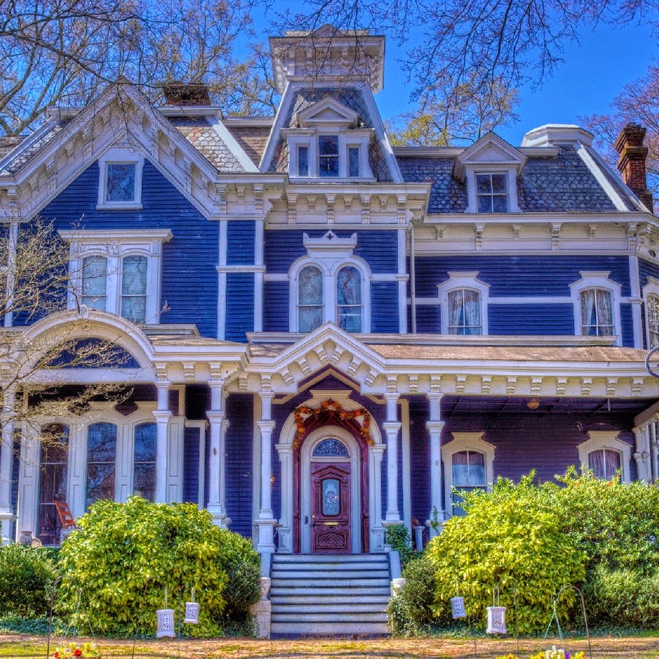 Alte amerikanische Südstaatenvilla in blau