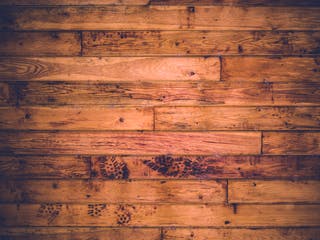 Dunkles, wärmebehandeltes Holz