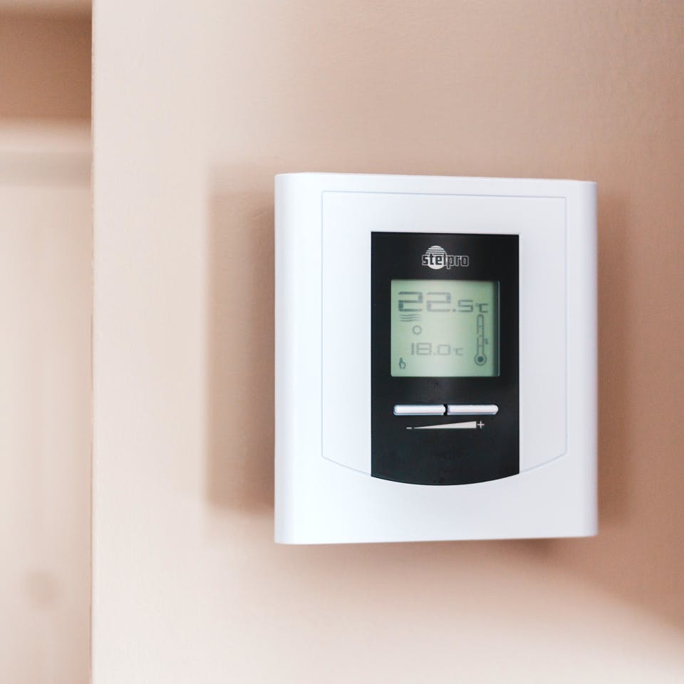 Thermostat an einer Wand