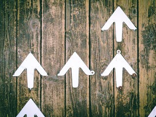 Pfeile auf einer Holzwand die nach oben zeigen Pfeile auf einer Holzwand die nach oben zeigen