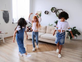 Kinder tanzen auf Fußboden