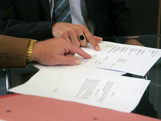 Zwei Menschen prüfen einen Kaufvertrag Zwei Menschen prüfen einen Kaufvertrag