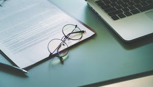 Vertrag mit Laptop und Brille