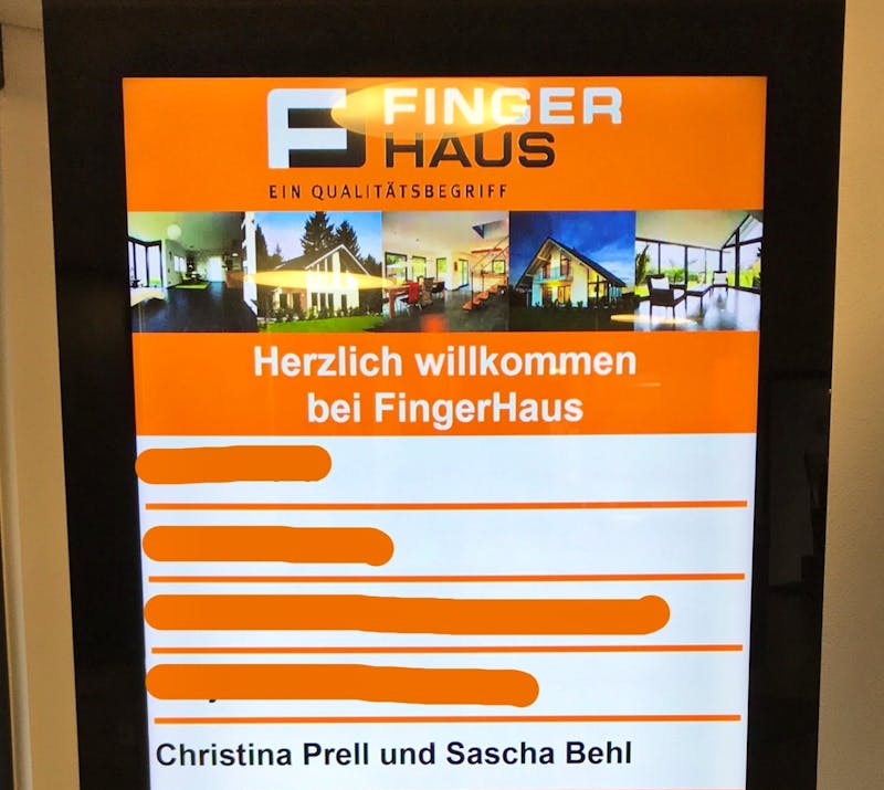 Willkommensanzeige im Eingang für die Bauherren