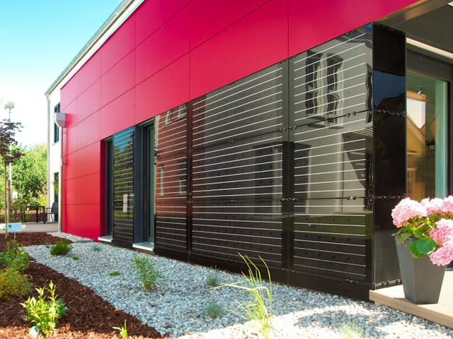 Fertighaus Musterhaus GenerationX von FischerHaus Schlüsselfertig ab 358342€, Satteldach-Klassiker Außenansicht 4