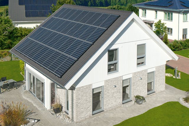 Satteldach mit Solaranlage