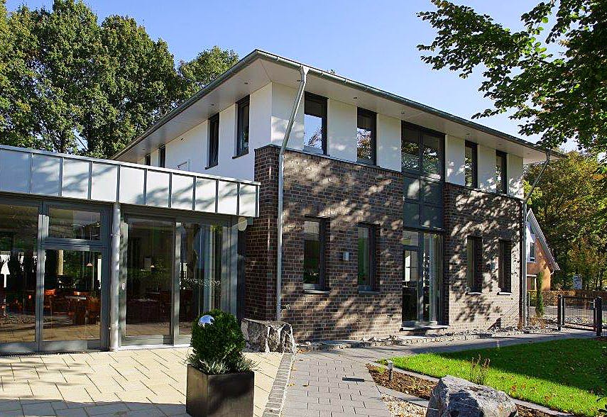 Fertighaus Aida - HausManufaktur Nordhorn von GUSSEK HAUS Schlüsselfertig ab 547200€, Stadtvilla Außenansicht 2