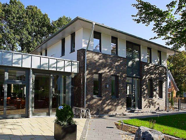 Fertighaus Aida - HausManufaktur Nordhorn von GUSSEK HAUS Schlüsselfertig ab 547200€, Stadtvilla Außenansicht 2