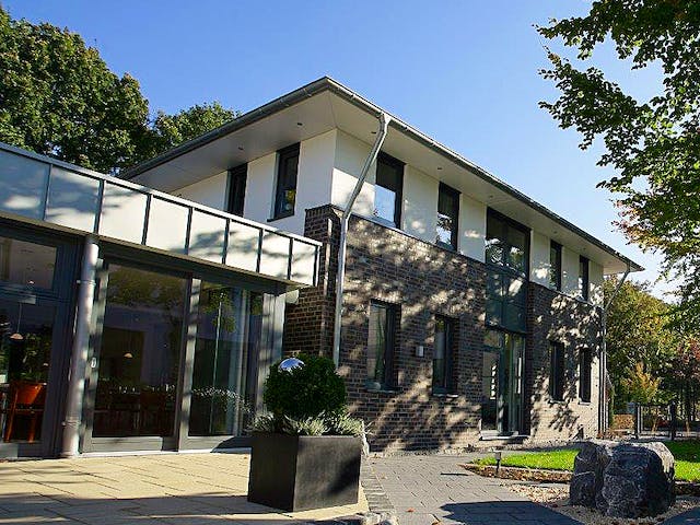 Fertighaus Aida - HausManufaktur Nordhorn von GUSSEK HAUS Schlüsselfertig ab 462200€, Stadtvilla Außenansicht 3
