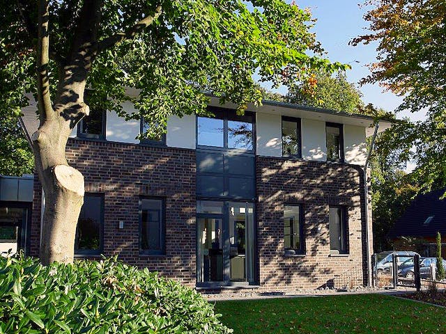 Fertighaus Aida - HausManufaktur Nordhorn von GUSSEK HAUS Schlüsselfertig ab 462200€, Stadtvilla Außenansicht 4
