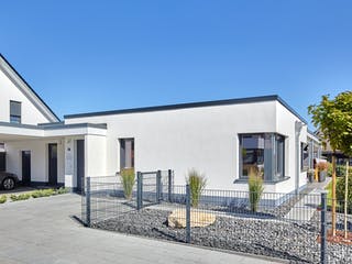 Massivhaus Ebert von AIM Hausbau, Bungalow Außenansicht 1