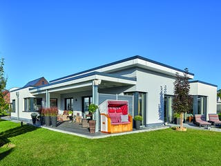 Massivhaus Ebert von AIM Hausbau, Bungalow Außenansicht 2