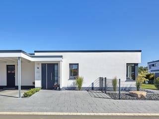 Massivhaus Ebert von AIM Hausbau, Bungalow Außenansicht 3