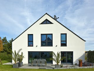Massivhaus Götze von AIM Hausbau, Satteldach-Klassiker Außenansicht 1