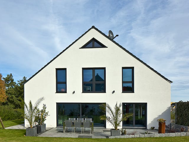 Massivhaus Götze von AIM Hausbau, Satteldach-Klassiker Außenansicht 1