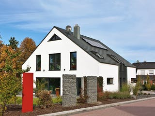 Massivhaus Götze von AIM Hausbau, Satteldach-Klassiker Außenansicht 2