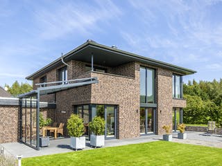 Massivhaus Jessen von AIM Hausbau, Stadtvilla Außenansicht 1