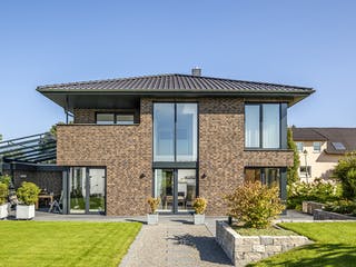 Massivhaus Jessen von AIM Hausbau, Stadtvilla Außenansicht 2