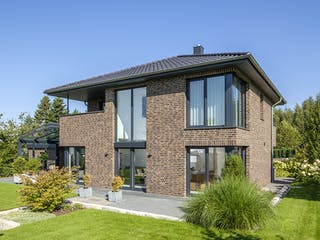 Massivhaus Jessen von AIM Hausbau, Stadtvilla Außenansicht 3
