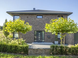 Massivhaus Jessen von AIM Hausbau, Stadtvilla Außenansicht 5