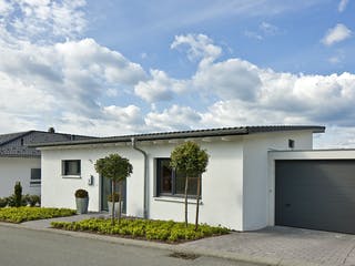 Massivhaus Kempf von AIM Hausbau, Bungalow Außenansicht 1