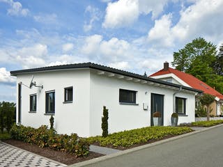 Massivhaus Kempf von AIM Hausbau, Bungalow Außenansicht 2