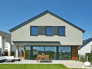 Massivhaus Ohlig von AIM Hausbau, Satteldach-Klassiker Außenansicht 3