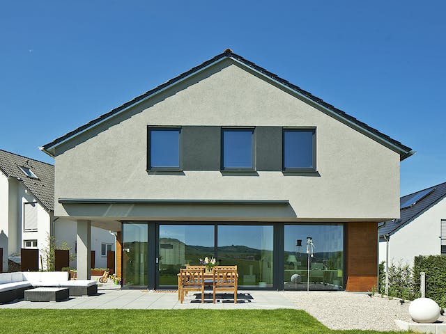 Massivhaus Ohlig von AIM Hausbau, Satteldach-Klassiker Außenansicht 3