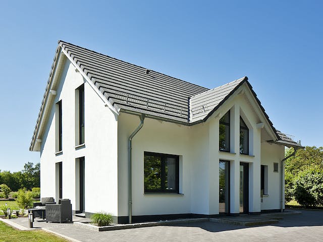 Massivhaus Paulik von AIM Hausbau, Satteldach-Klassiker Außenansicht 1