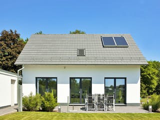 Massivhaus Paulik von AIM Hausbau, Satteldach-Klassiker Außenansicht 2