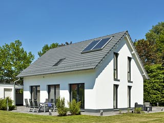 Massivhaus Paulik von AIM Hausbau, Satteldach-Klassiker Außenansicht 3