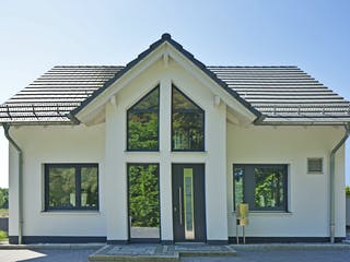 Massivhaus Paulik von AIM Hausbau, Satteldach-Klassiker Außenansicht 4