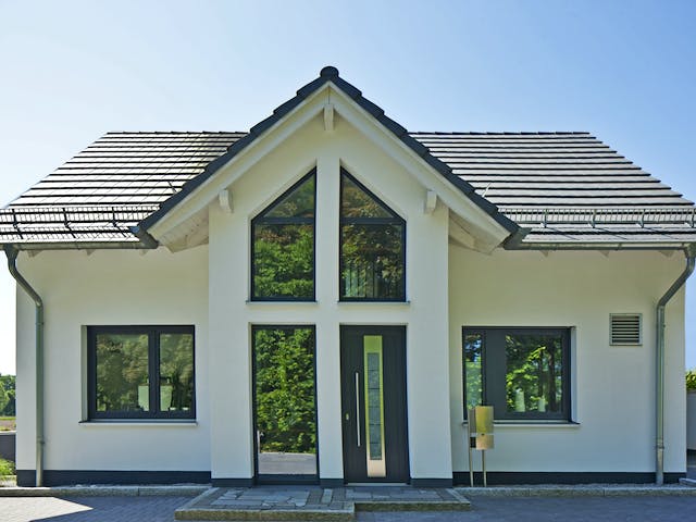 Massivhaus Paulik von AIM Hausbau, Satteldach-Klassiker Außenansicht 4