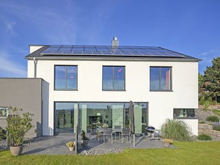 Massivhaus Rademacher von AIM Hausbau, Satteldach-Klassiker Außenansicht 2