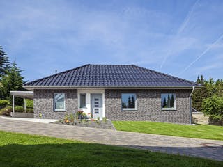 Massivhaus Riedel von AIM Hausbau, Bungalow Außenansicht 1