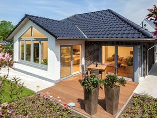 Massivhaus Riedel von AIM Hausbau, Bungalow Außenansicht 3