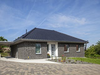 Massivhaus Riedel von AIM Hausbau, Bungalow Außenansicht 4