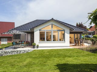 Massivhaus Riedel von AIM Hausbau, Bungalow Außenansicht 5