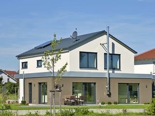 Massivhaus Uhrmacher von AIM Hausbau, Satteldach-Klassiker Außenansicht 1