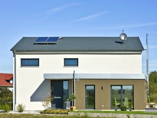 Massivhaus Uhrmacher von AIM Hausbau, Satteldach-Klassiker Außenansicht 2