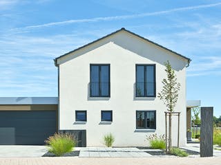 Massivhaus Uhrmacher von AIM Hausbau, Satteldach-Klassiker Außenansicht 3