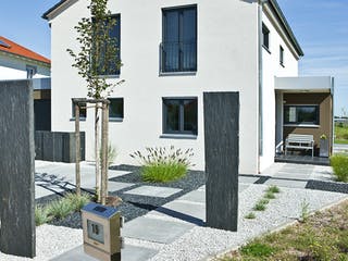 Massivhaus Uhrmacher von AIM Hausbau, Satteldach-Klassiker Außenansicht 4