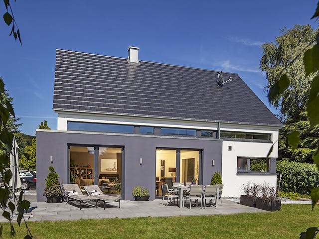 Massivhaus Vettel von AIM Hausbau, Satteldach-Klassiker Außenansicht 1