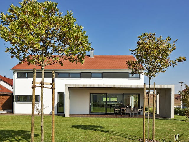 Massivhaus Zöllner von AIM Hausbau, Satteldach-Klassiker Außenansicht 2