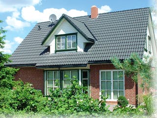 Fertighaus Arne 100 von AKOST Holzhäuser, Satteldach-Klassiker Außenansicht 3