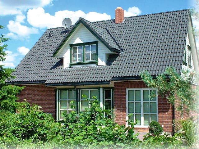 Fertighaus Arne 100 von AKOST Holzhäuser, Satteldach-Klassiker Außenansicht 3