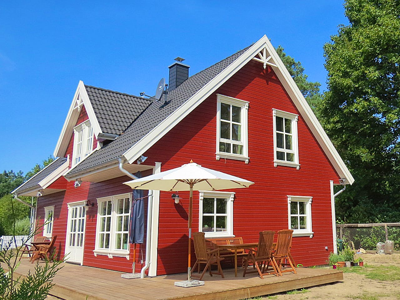 Fertighaus Axel von AKOST Holzhäuser, Satteldach-Klassiker Außenansicht 1