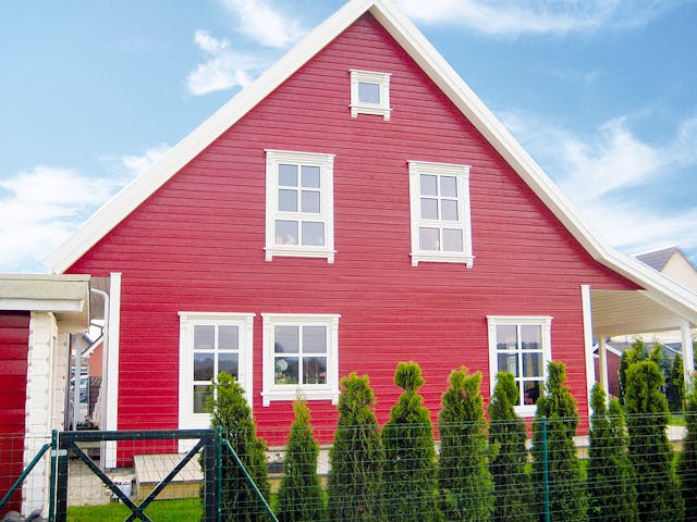 Fertighaus Bernd von AKOST Holzhäuser, Satteldach-Klassiker Außenansicht 2